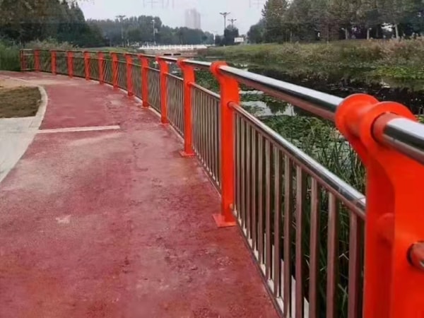 不銹鋼復(fù)合管護(hù)欄